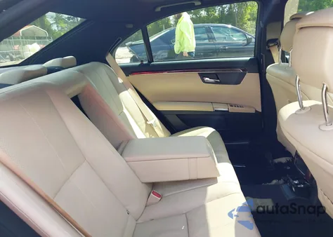 2007 Mercedes-Benz S 550 4Matic z USA, uszkodzony, nr VIN WDDNG86X17A109257